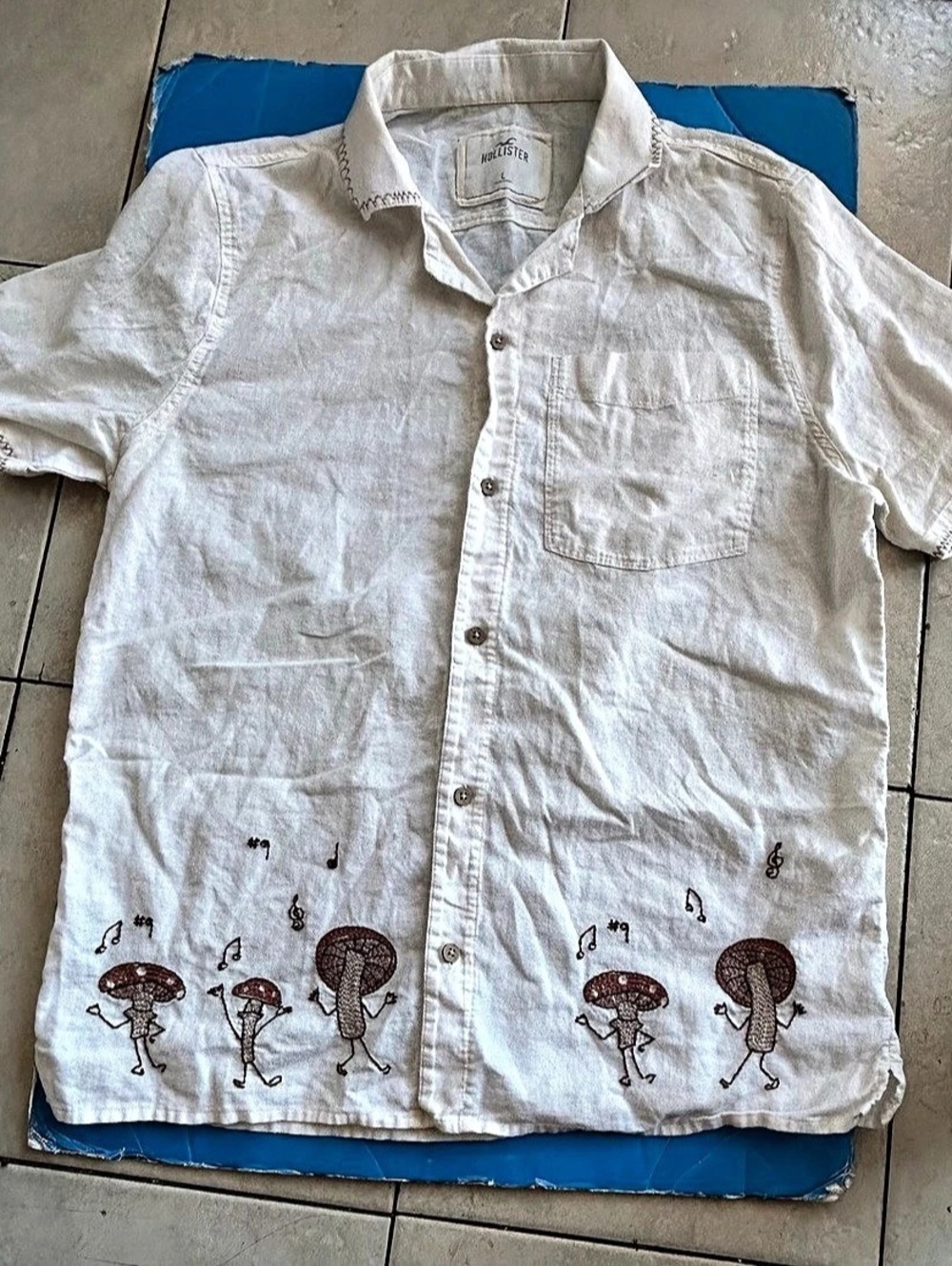 Hollister Short Sleeve Shirt With Embroidered Mushroom Design White Large